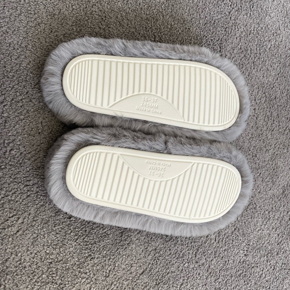 NWT fuzzy slippers in gray - Picture 6 of 7